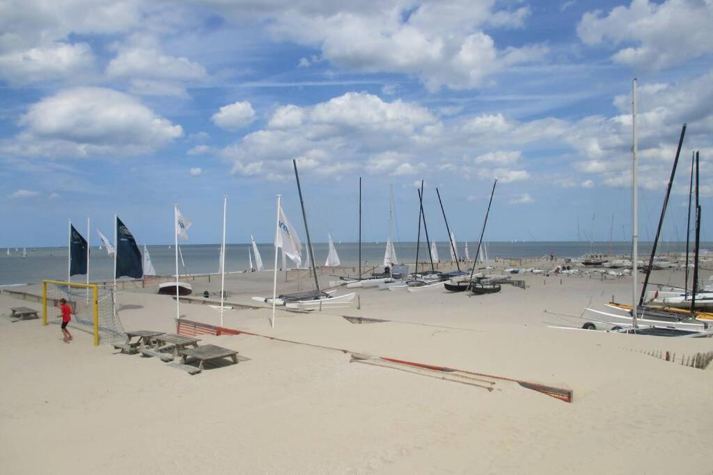Appartement Residentie Astrid Met Private Parking Bredene Exterior photo
