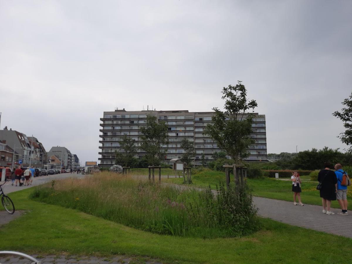 Appartement Residentie Astrid Met Private Parking Bredene Exterior photo